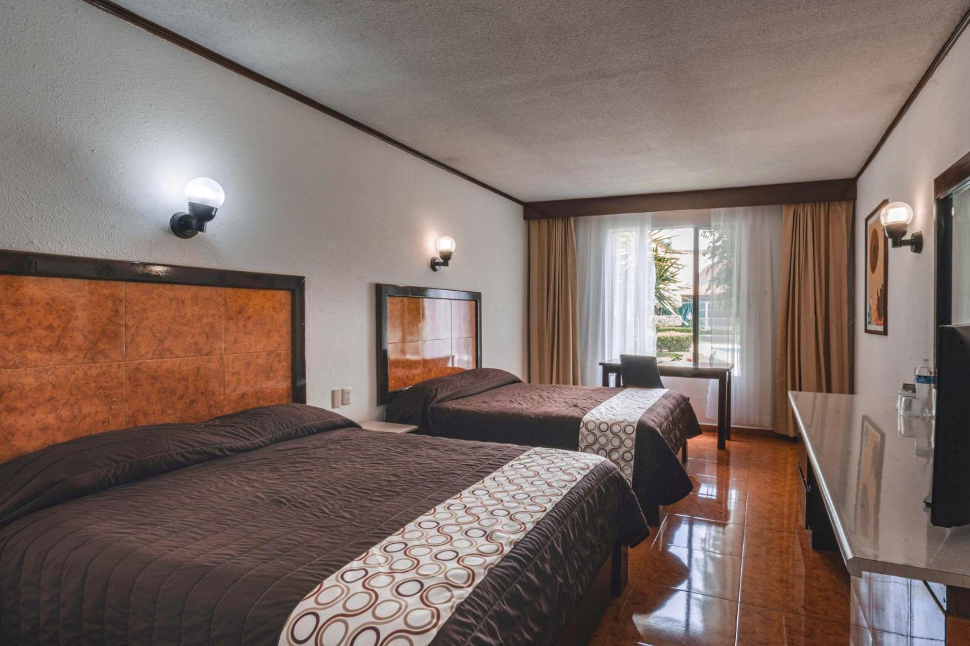 Hotel & Suites Villa Del Sol Morelia Buitenkant foto