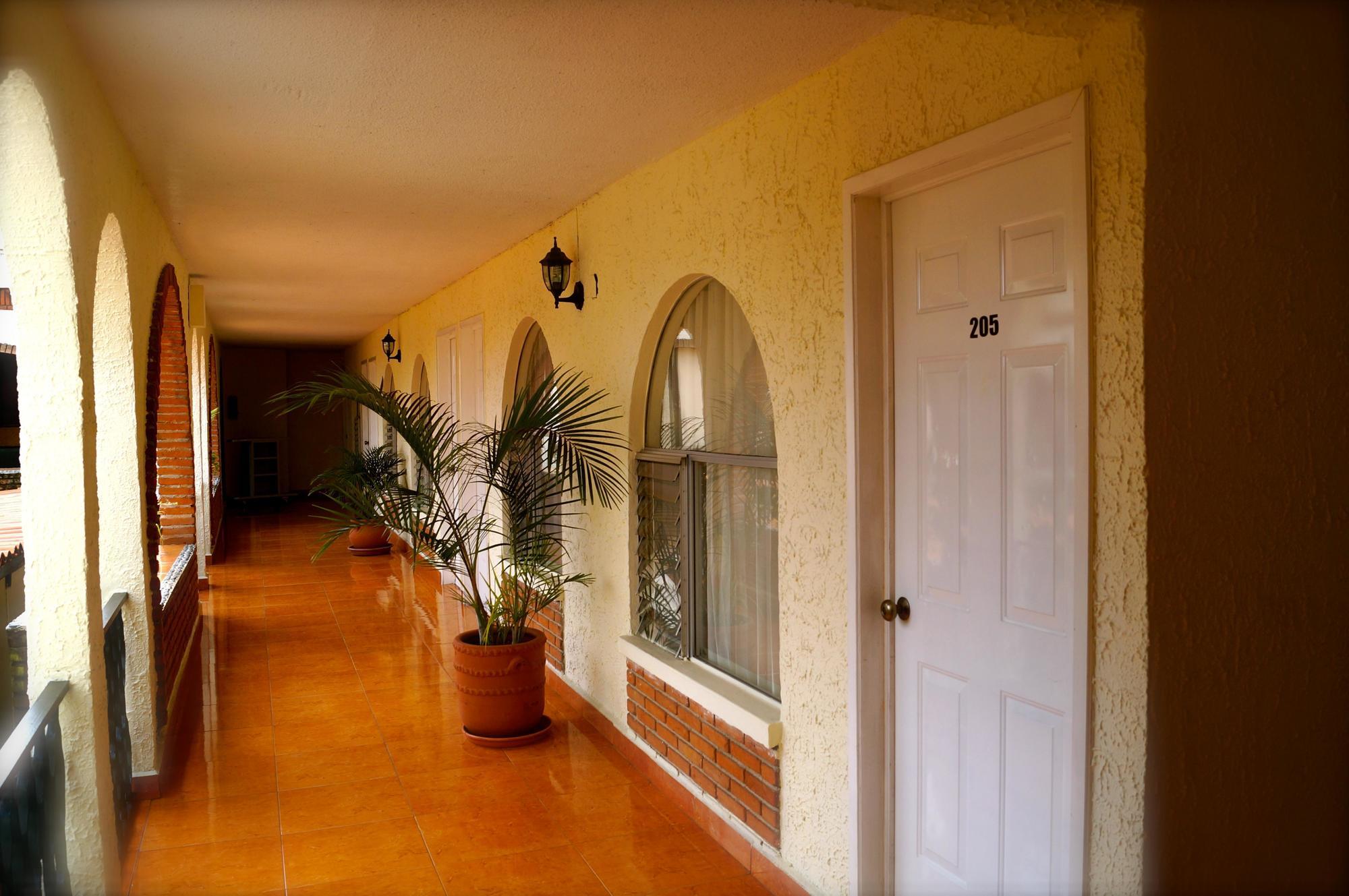 Hotel & Suites Villa Del Sol Morelia Buitenkant foto